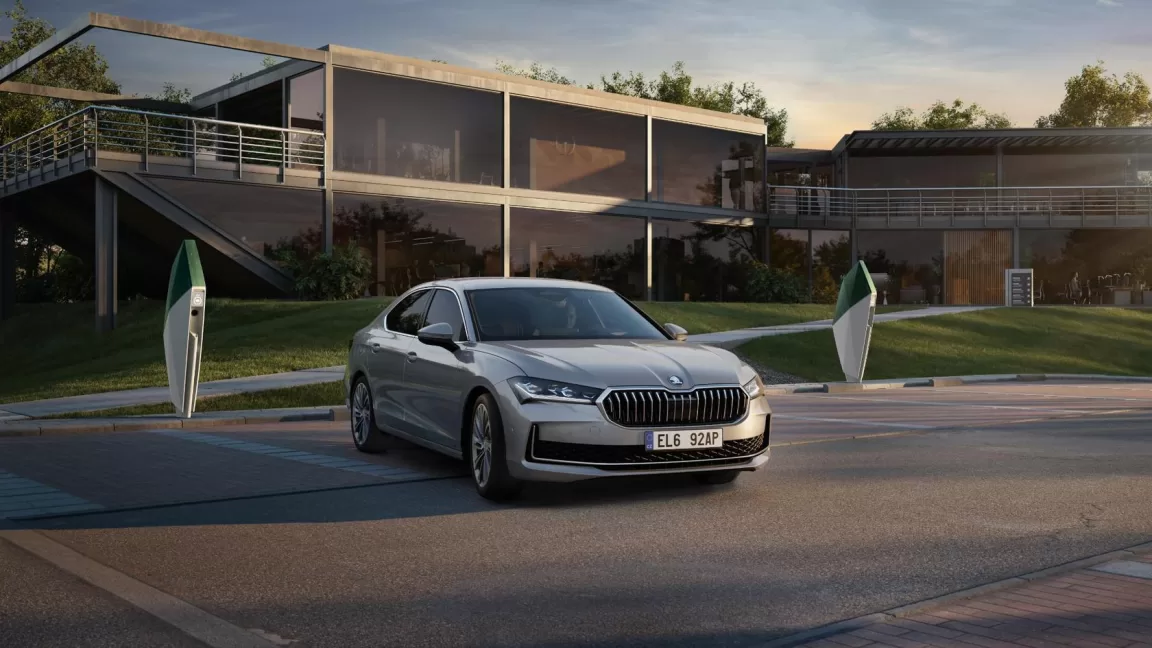 2025 Skoda Superb Hatch PHEV (1)
